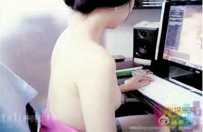 很多人都在找的不穿衣服打游戏妹纸完整版视频 1